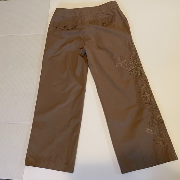 Floral Embroidered Capri - Picture 2 of 7